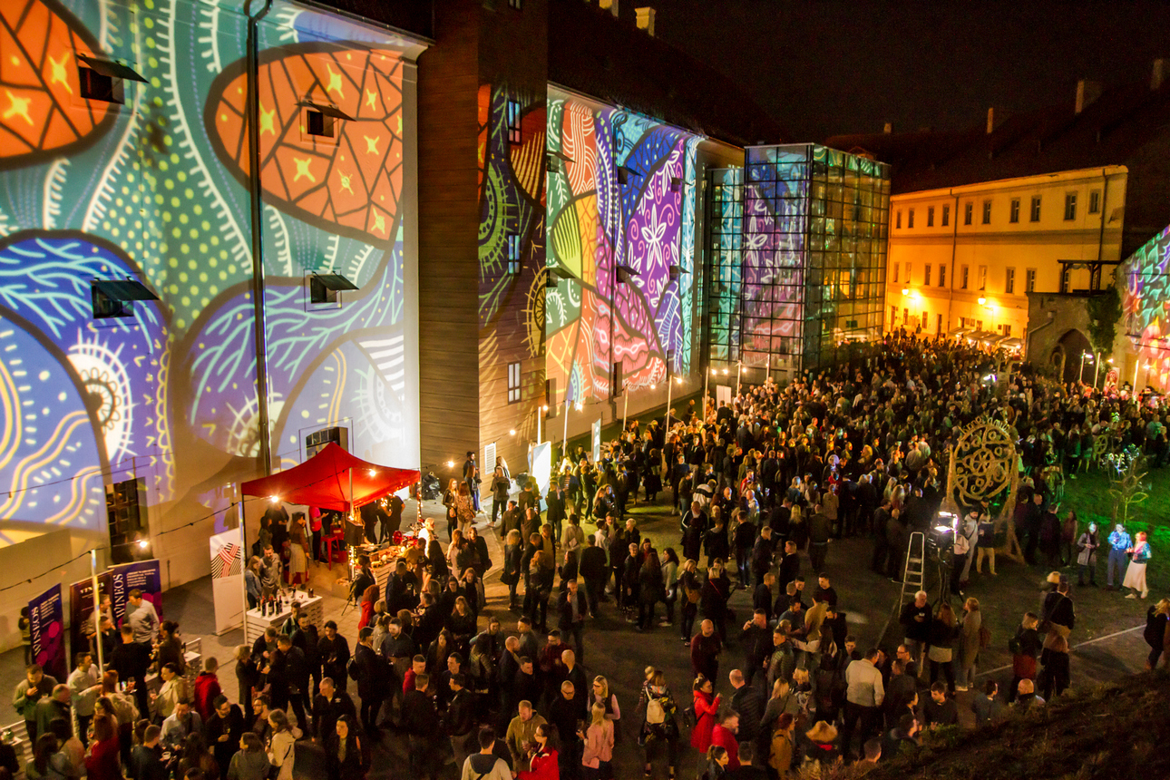 Osijek, 3.10.2020. – Jučer je u Osijeku počeo drugi HeadOnEast festival. Cijeal Tvrđa pretvorial se u šarenu festivalsku pozornicu s brojnim zanimljivim sadržajima. Kako je bilo prve večeri pogledajte u našoj velikoj fotogaleriji [HeadOnEast 2020.]
