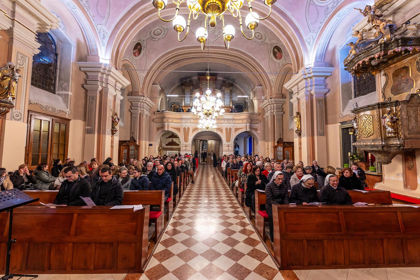 Božićni koncert zbora mladih Preslavnoga Imena Marijina 2024. Božićni koncert zbora mladih Preslavnoga Imena Marijina 2024.