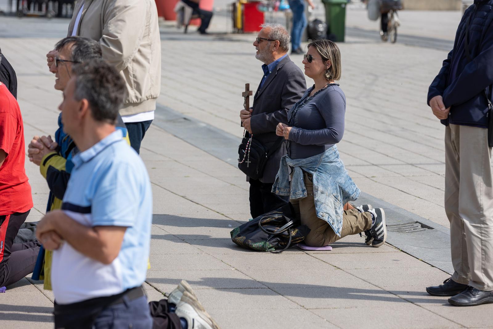 Molitelji ispred katedrale, svibanj 2023.