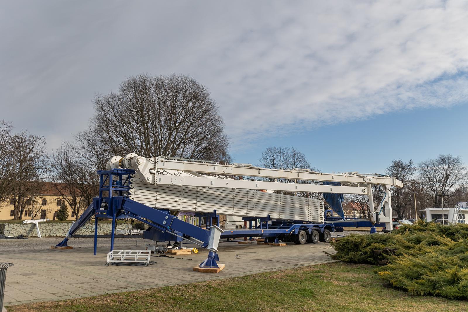 Postavljanje 35-metarskog kotača kod Školjke