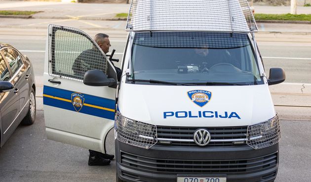 Priveden napadač na policajca