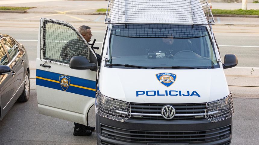 Priveden napadač na policajca Priveden napadač na policajca