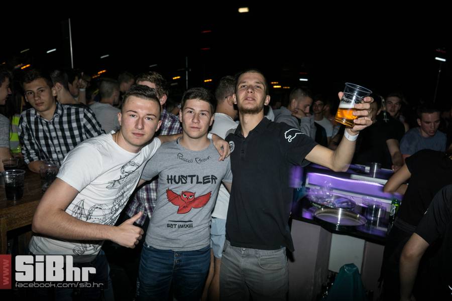 reunion_outside_25