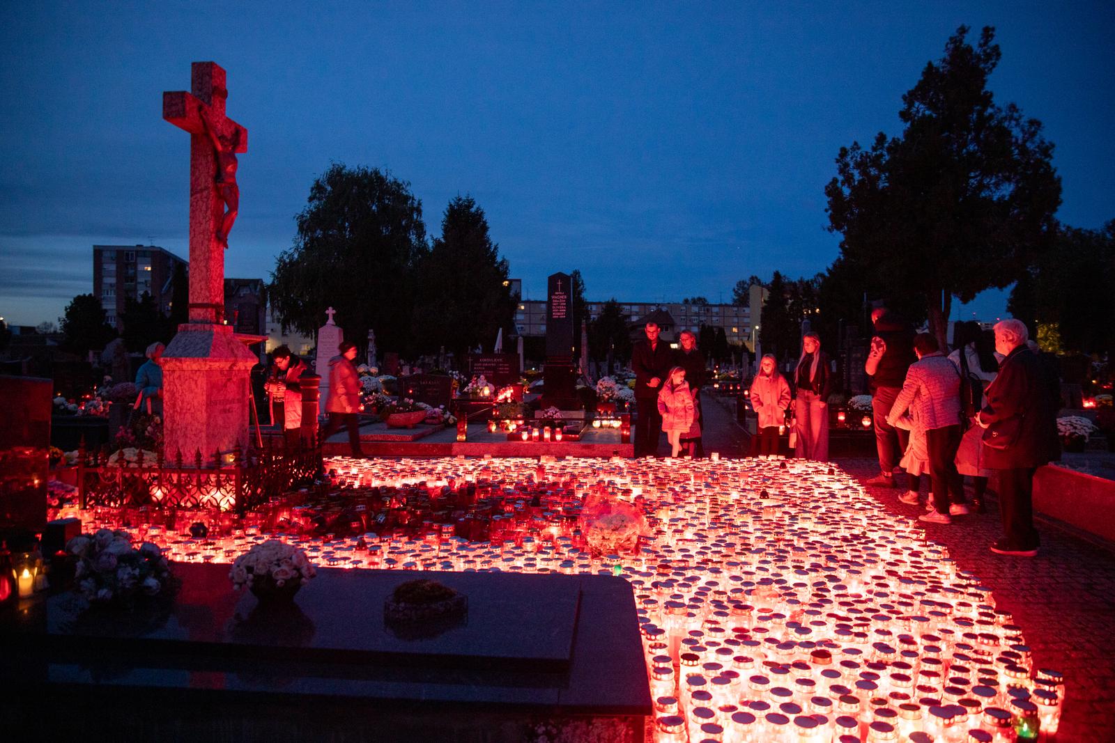 Paljenje svijeća na osječkom Groblju svete Ane