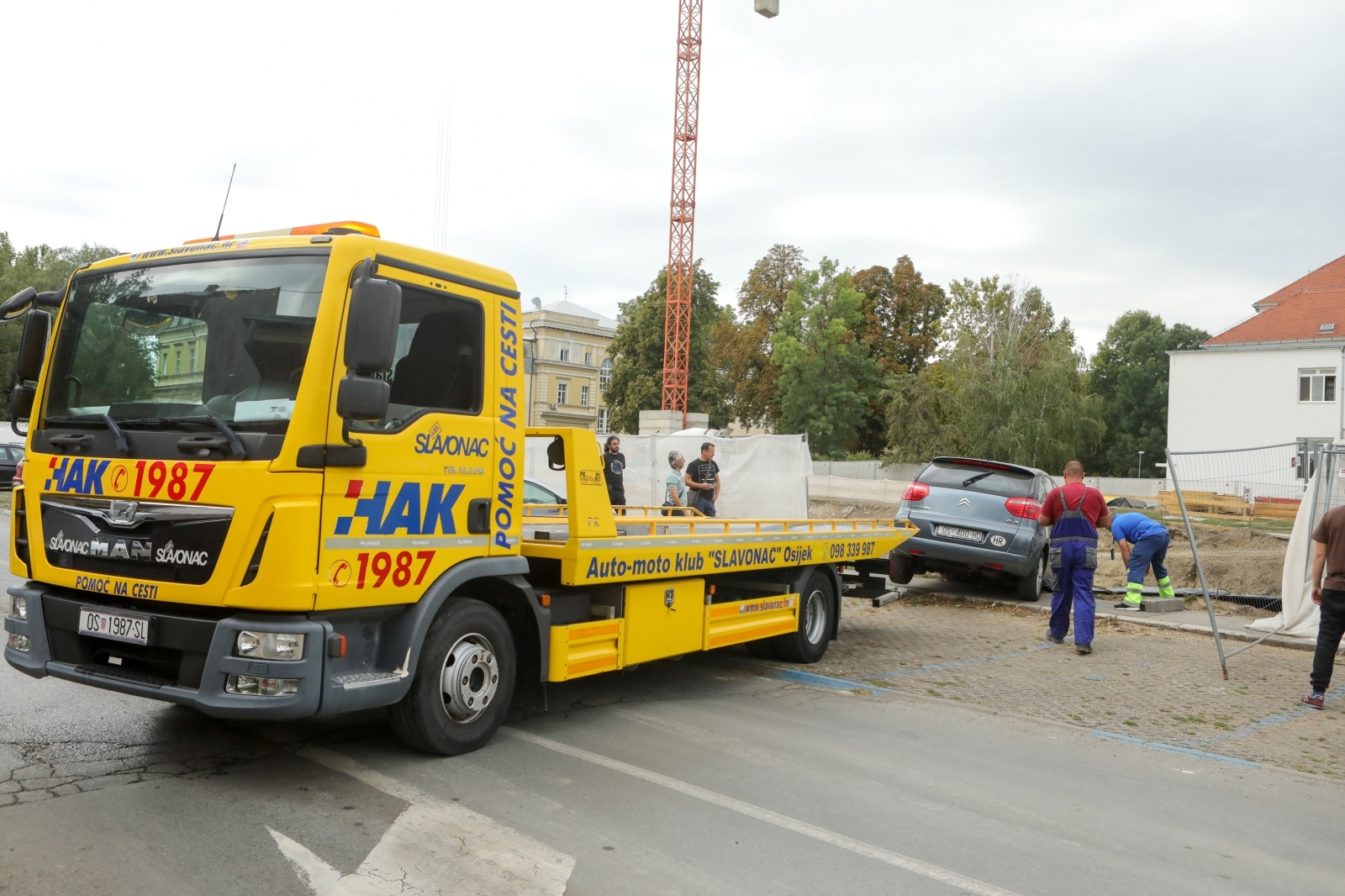 S automobilom probila zaštitnu ogradu i upala u rupu na gradilištu