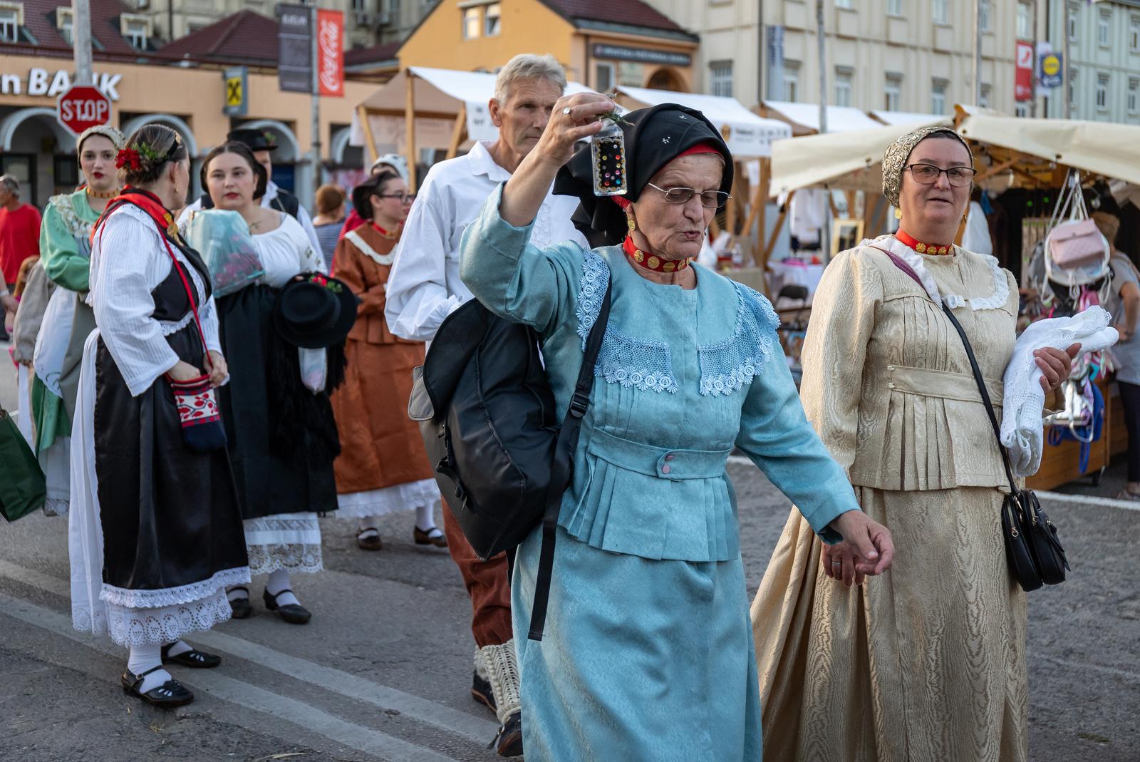 Folklornim večerima započele 58. Vinkovačke jeseni Folklornim večerima započele 58. Vinkovačke jeseni