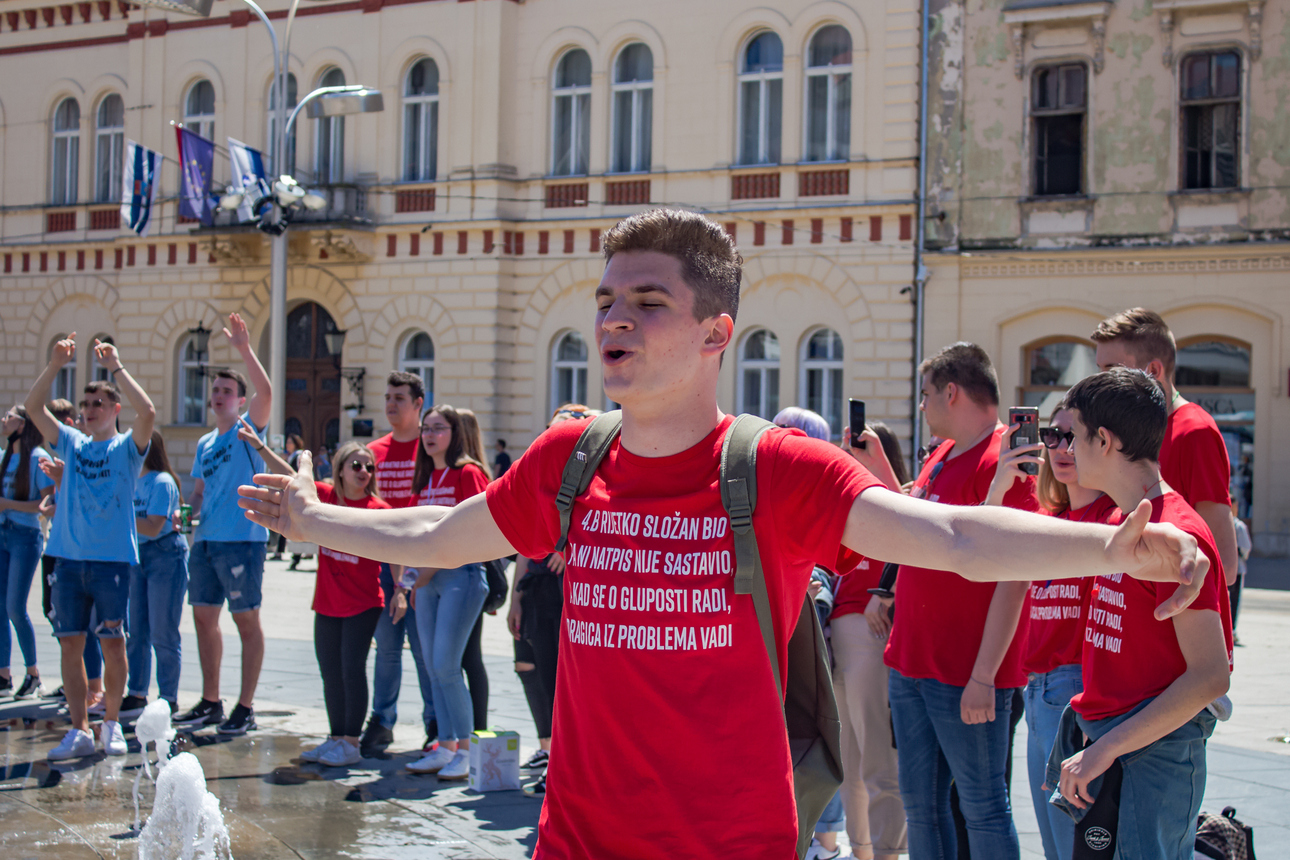 Maturanti slavili po Osijeku Maturanti slavili po Osijeku