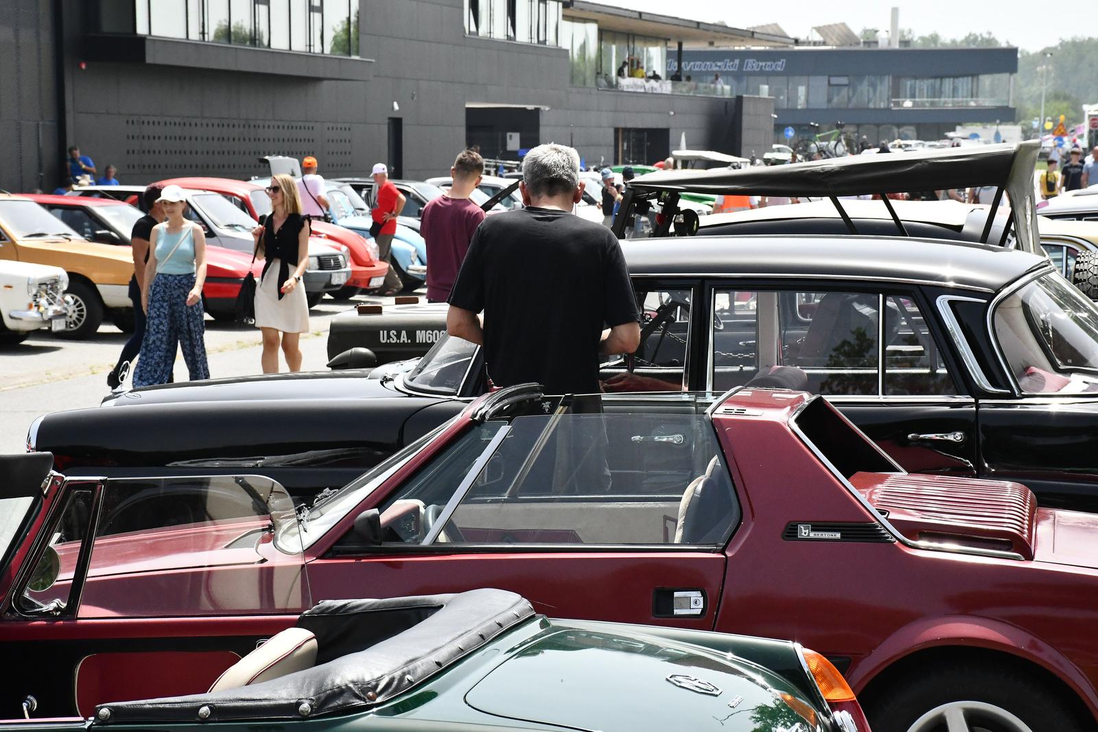 Fascinantna povijest na kotačima: Održan još jedan oldtimer susret u Slavonskom Brodu