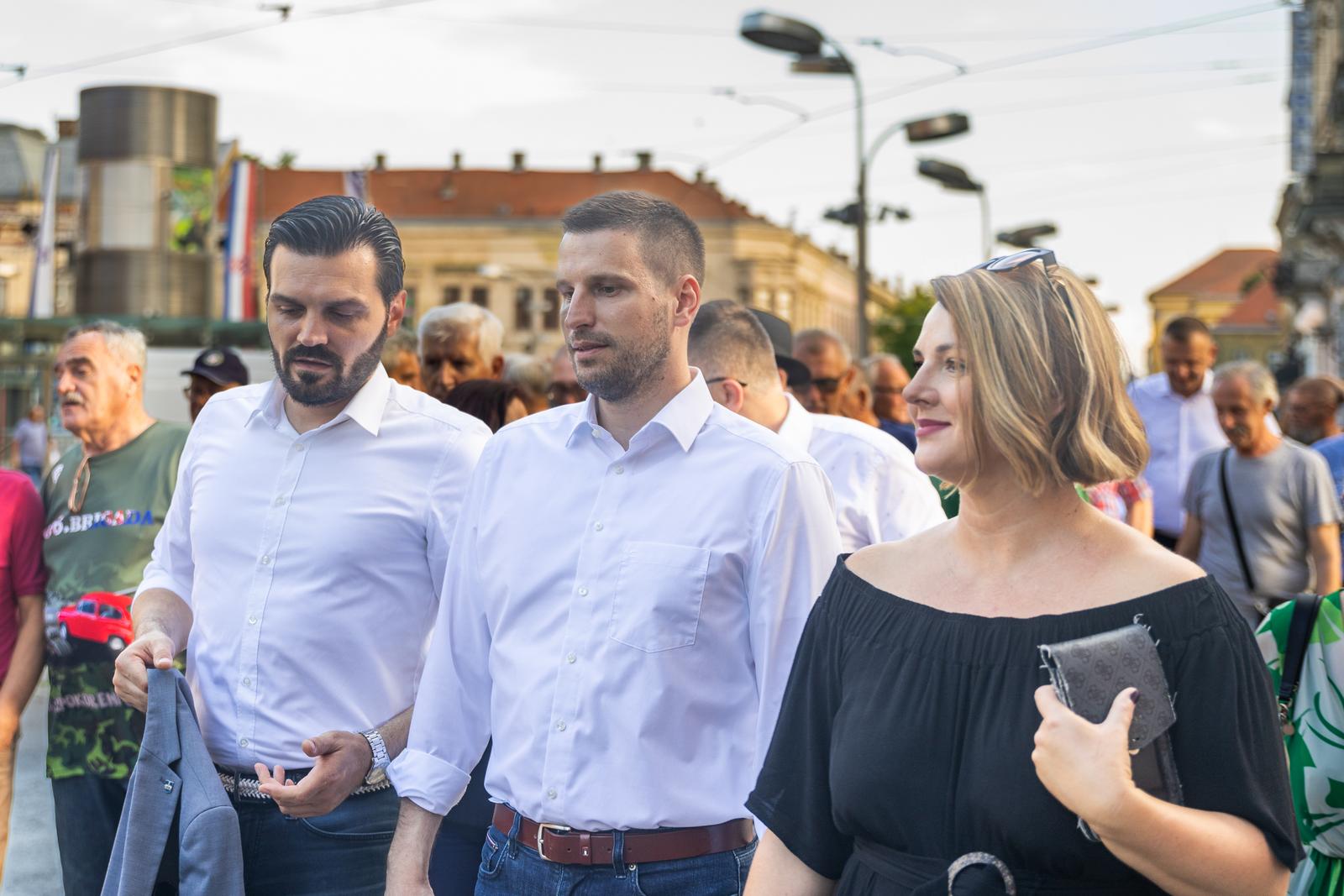 Svečanim mimohodom i bakljadom obilježen Dan osječkih banitelja Svečanim mimohodom i bakljadom obilježen Dan osječkih banitelja