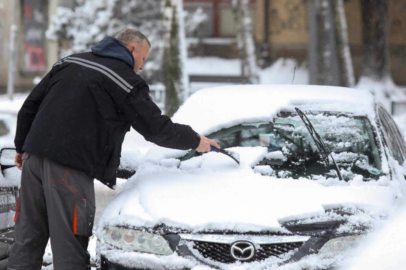 Osijek: Najmlađi iskoristili novi snijeg za sanjkanje u parku