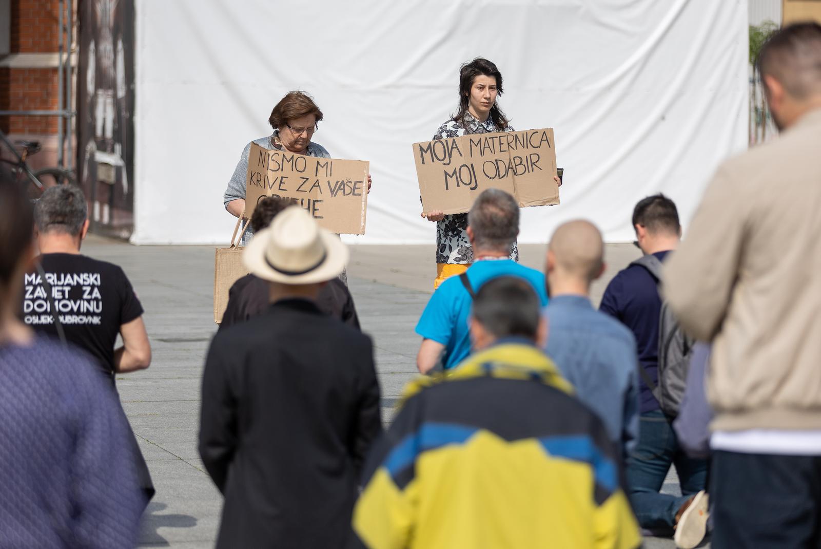 Molitelji ispred katedrale, svibanj 2023.