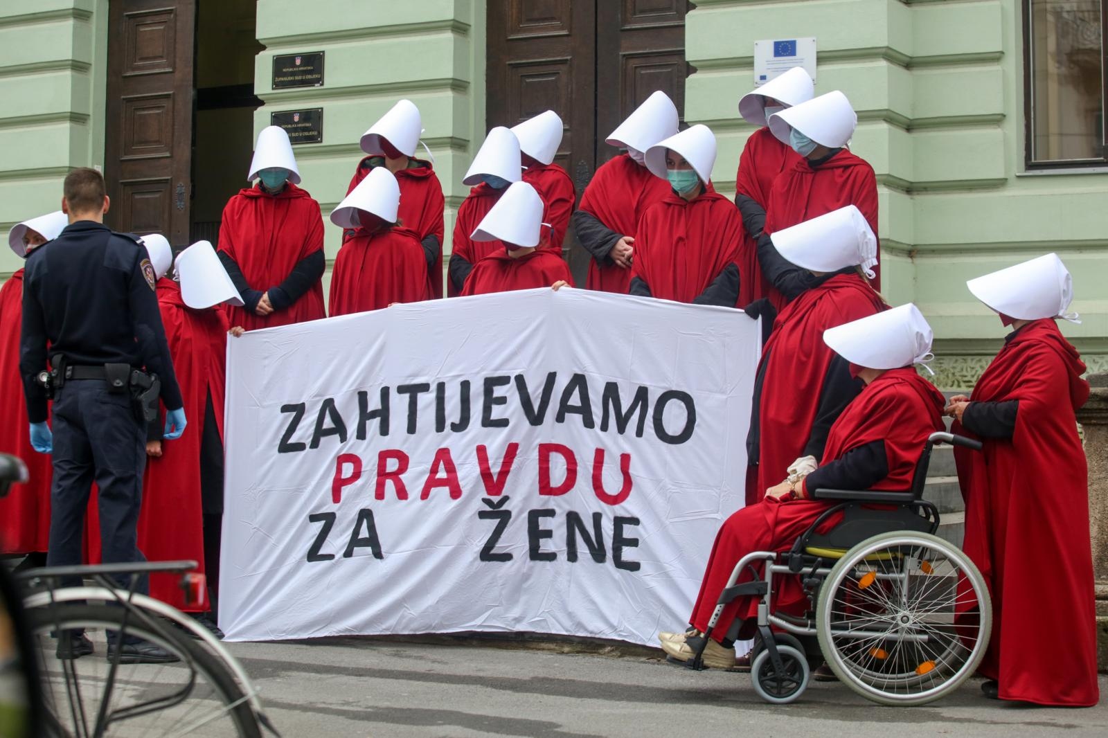 Žene u crvenim haljama prošetale središtem Osijeka i istaknule poruku ispred Županijskog suda