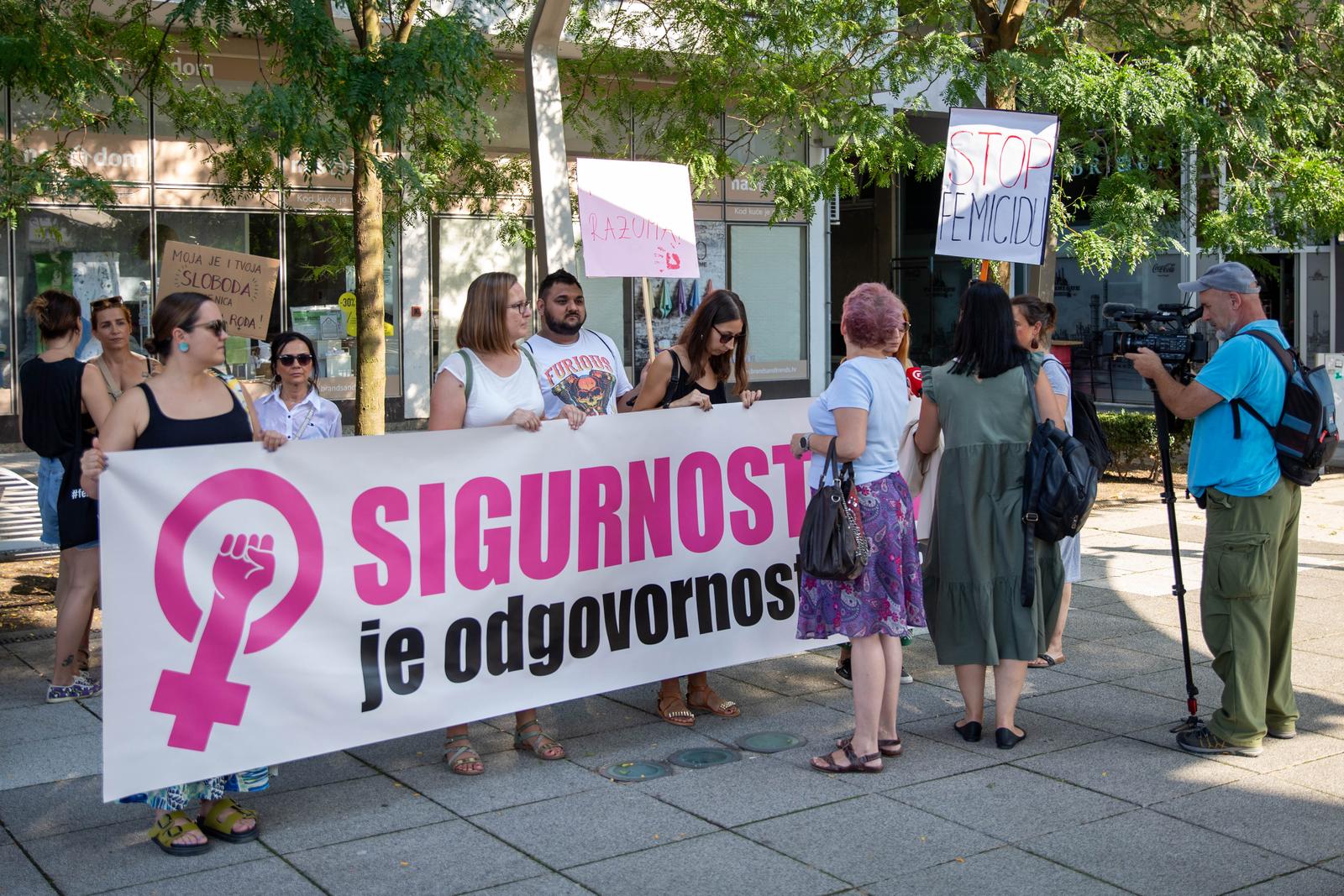 Održana javna akcija ”Sigurnost žena je odgovornost države” na Trgu slobode