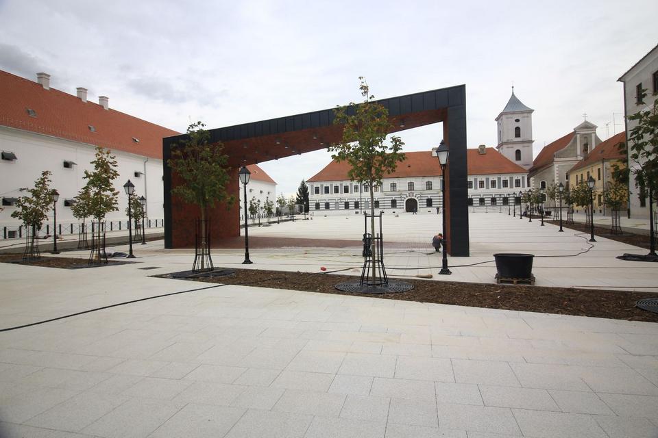 Osijek, 3.10.2019. – Trg Vatroslava Lisinskog pred otvorenje