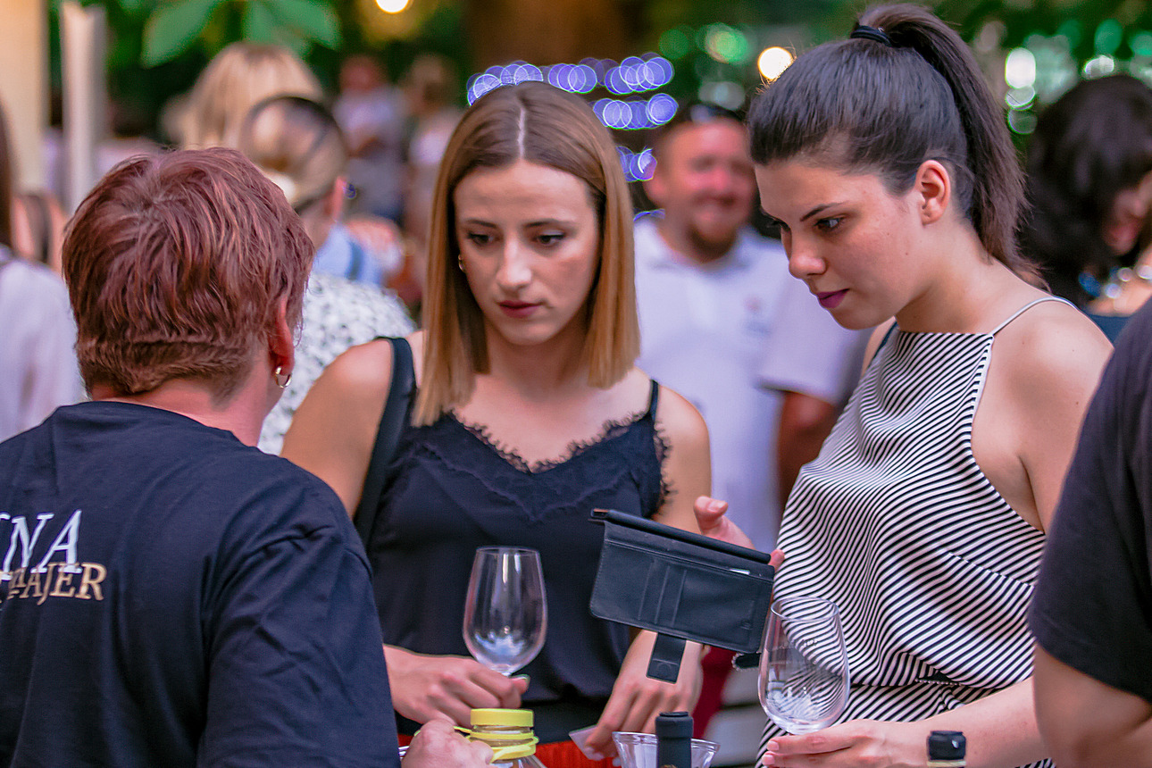 Večer vina i umjetnosti u Osijeku Večer vina i umjetnosti u Osijeku