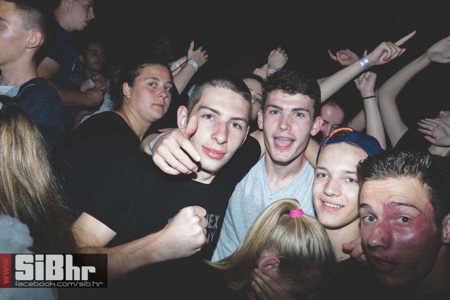 reunion_outside_11