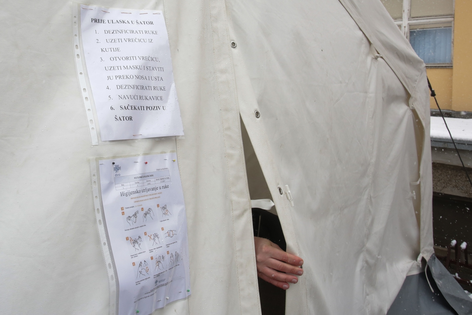 Pred Domom zdravlja u Osijeku postavljen šator s ambulantom za COVID-19