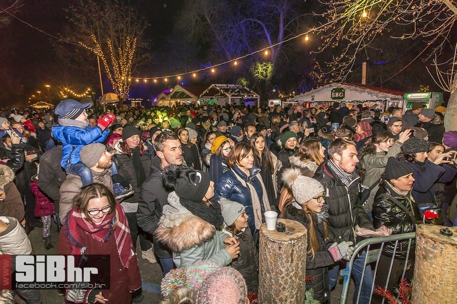 Advent_u_parku_koncert_Vatra_Si