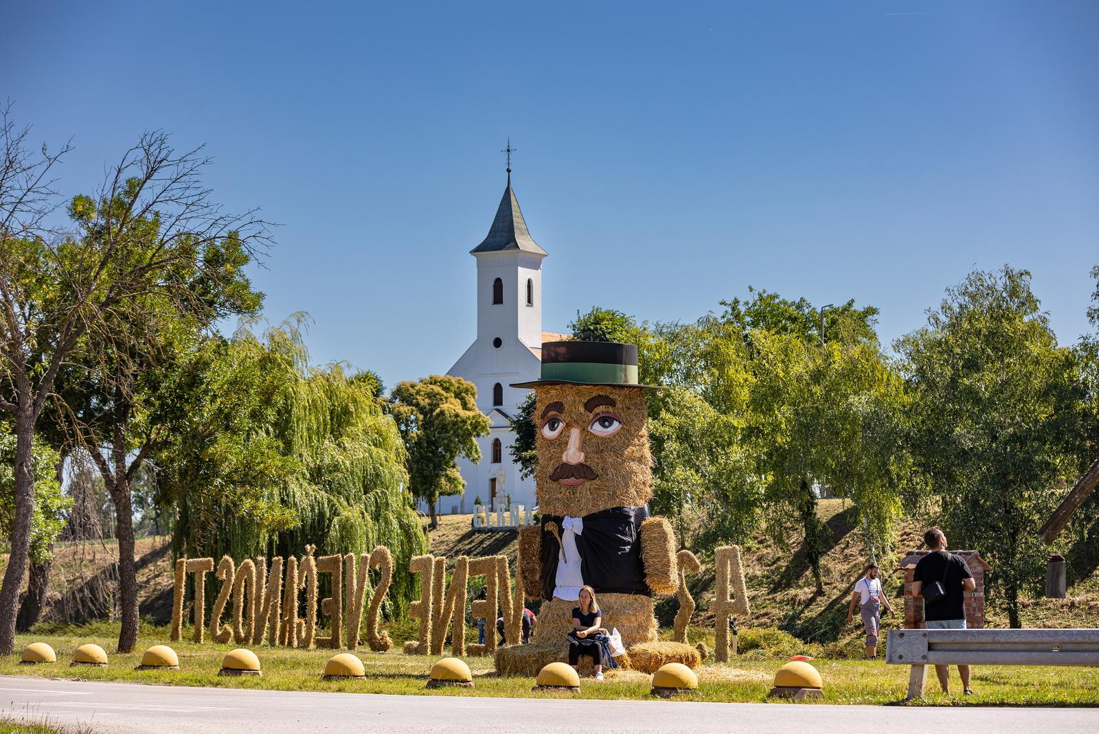 Slamnati ‘Šokac’ u centru Cerne poziva na 43. Žetvene svečanosti Slamnati ‘Šokac’ u centru Cerne poziva na 43. Žetvene svečanosti