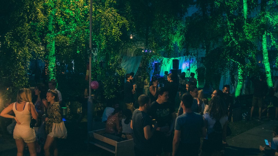 In Da Sofa: Summer Night Kicking