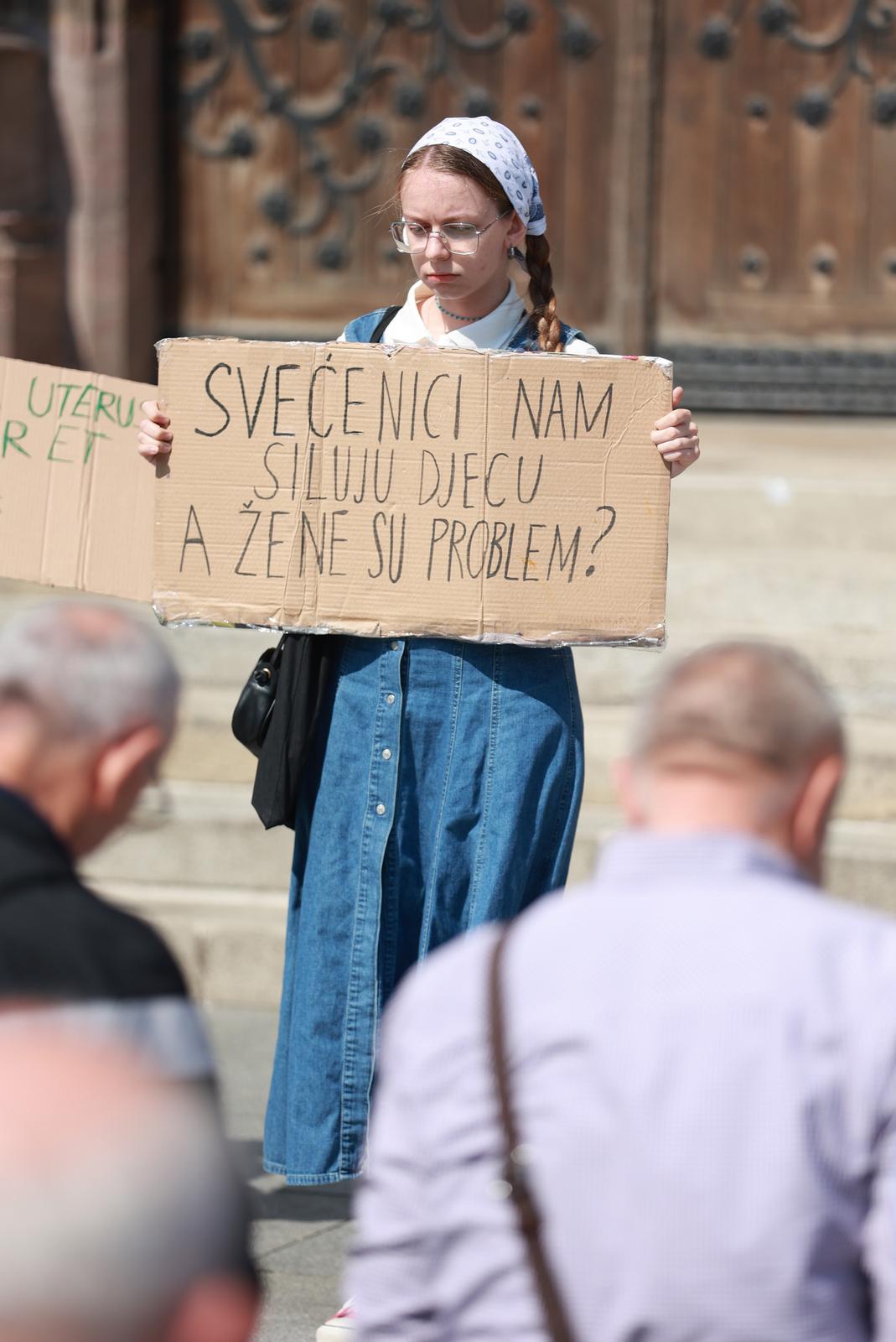 Molitelji ispred konkatedrale, 3.6.2023.