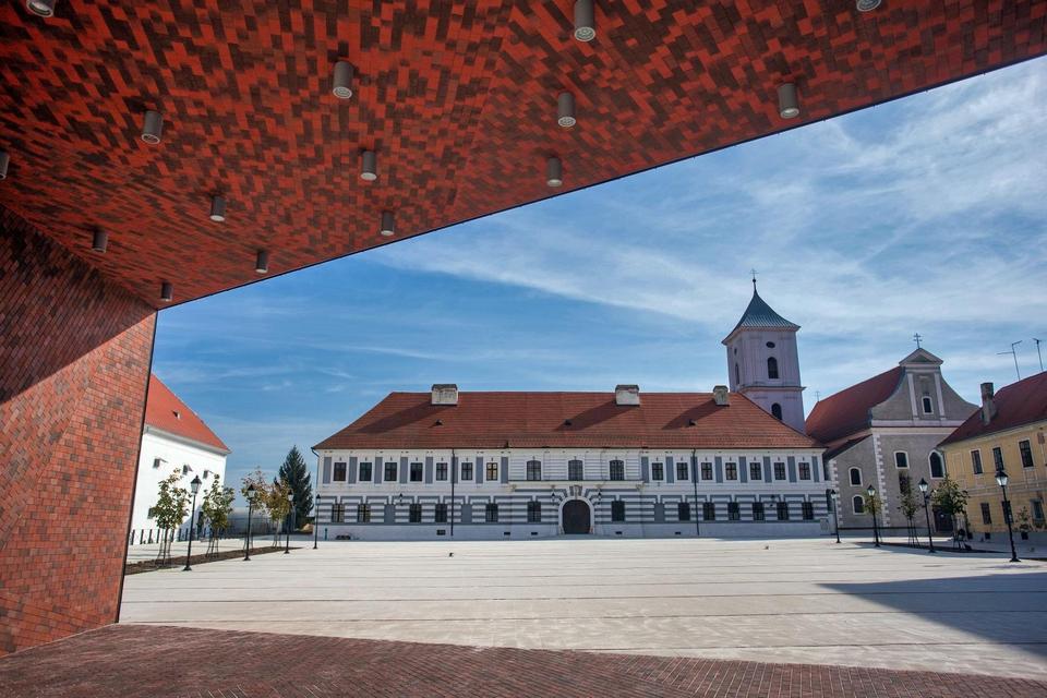 Radovi na obnovi Trga Vatroslava Lisinskog u Tvrđi bliže se kraju
