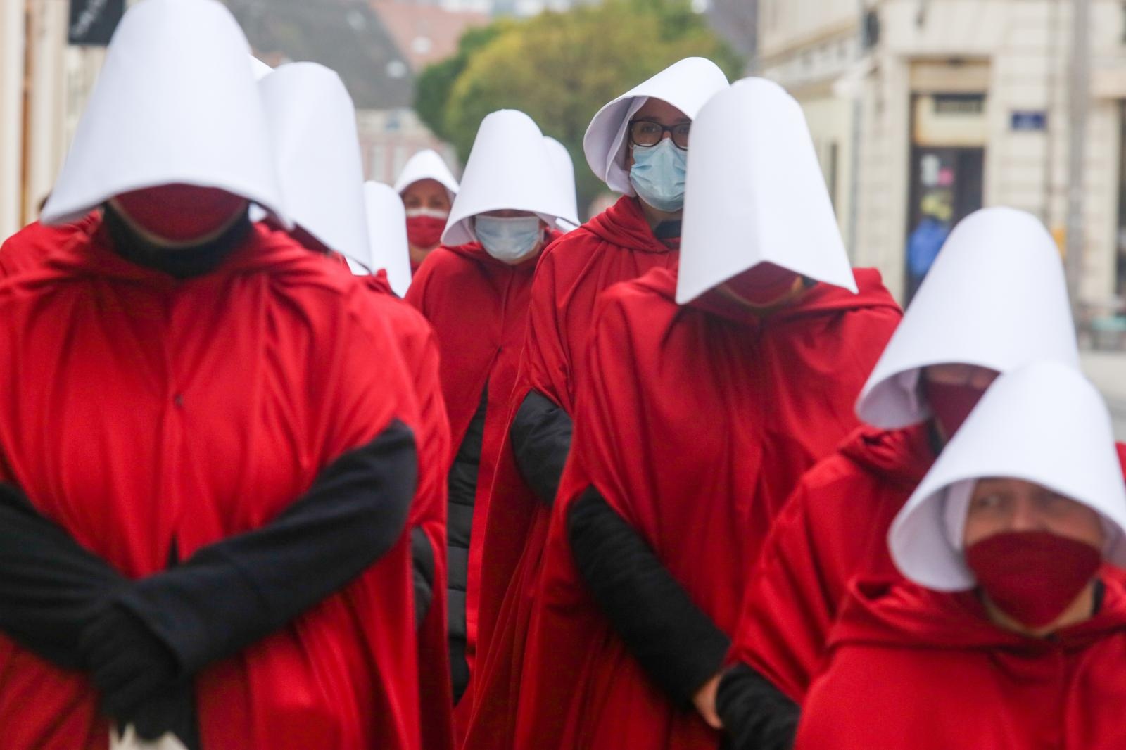 Žene u crvenim haljama prošetale središtem Osijeka i istaknule poruku ispred Županijskog suda