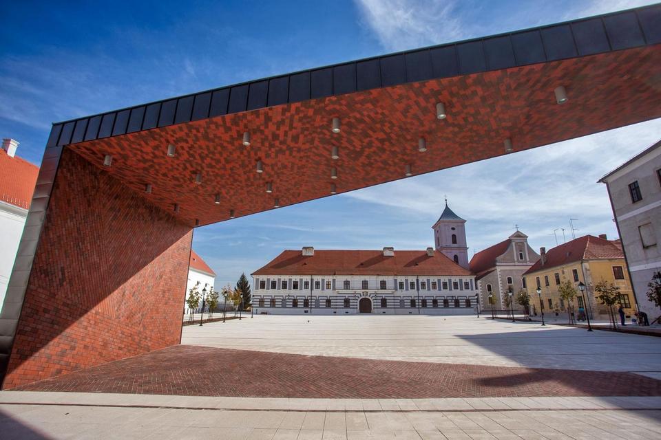 Radovi na obnovi Trga Vatroslava Lisinskog u Tvrđi bliže se kraju