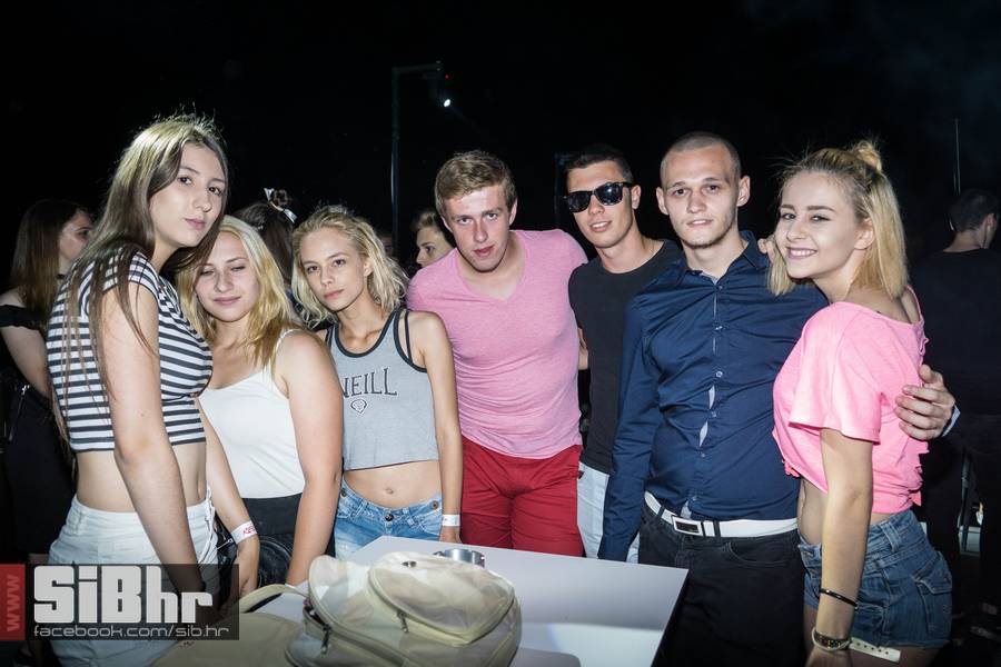 reunion_outside_1