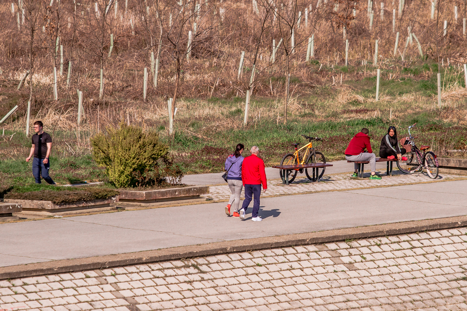 Promenada puna šetača: Zbog lijepog vremena Osječani zaboravili na koronavirus?