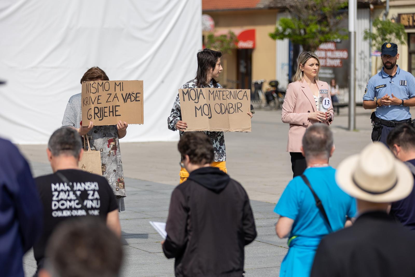 Molitelji ispred katedrale, svibanj 2023.
