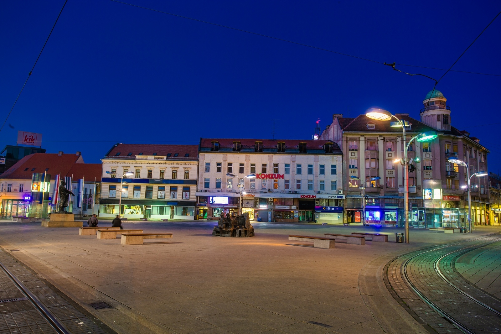 Večernja šetnja praznim osječkim ulicama