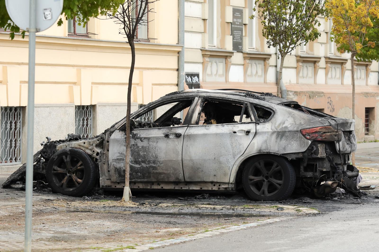 U centru Osijeka jutros izgorio BMW