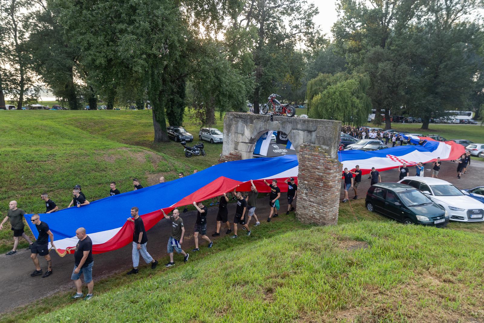 Svečanim mimohodom i bakljadom obilježen Dan osječkih banitelja Svečanim mimohodom i bakljadom obilježen Dan osječkih banitelja