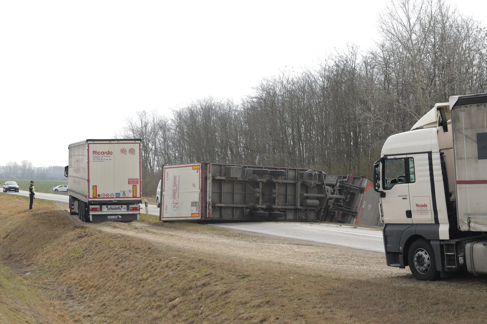 Prevrnut kamion na Podravskoj magistrali Prevrnut kamion na Podravskoj magistrali