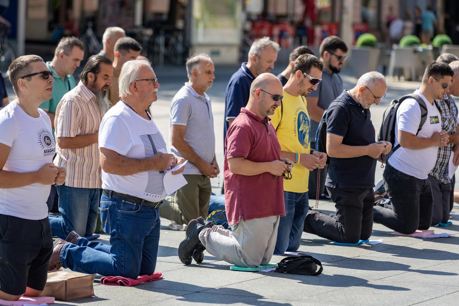 Molitelji pred konkatedralom, 3.8.2024.