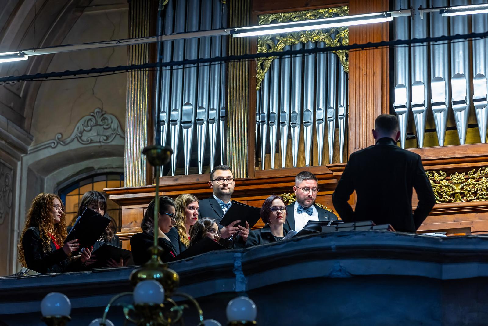 Božićni koncert zbora mladih Preslavnoga Imena Marijina 2024. Božićni koncert zbora mladih Preslavnoga Imena Marijina 2024.