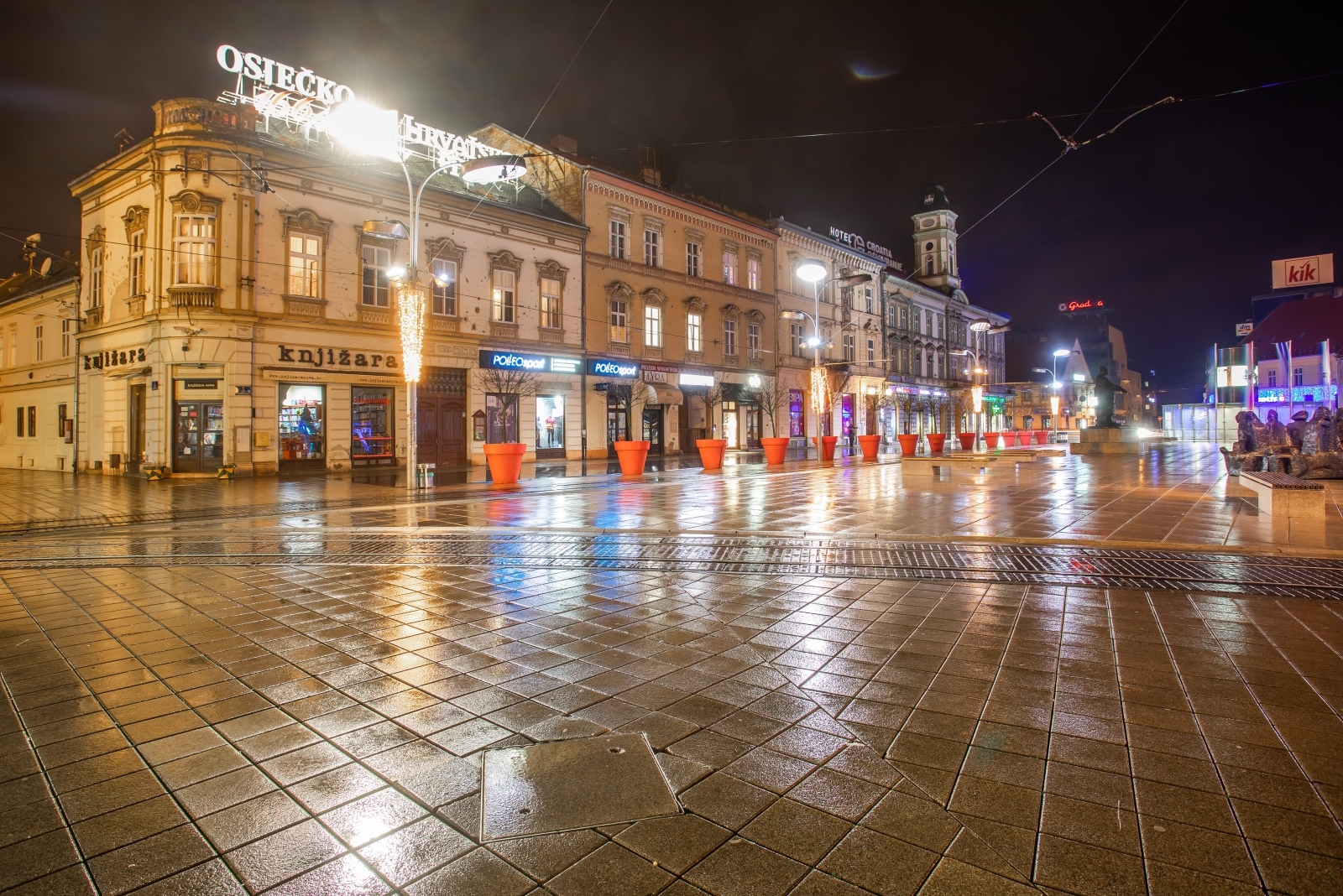 Puste gradske ulice u silvestarskoj noći