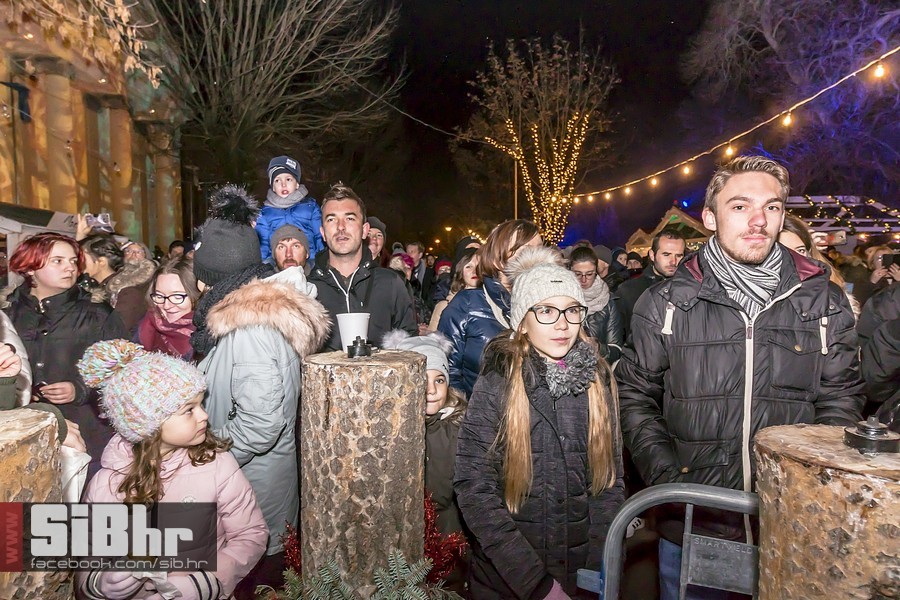 Advent_u_parku_koncert_Vatra_Si