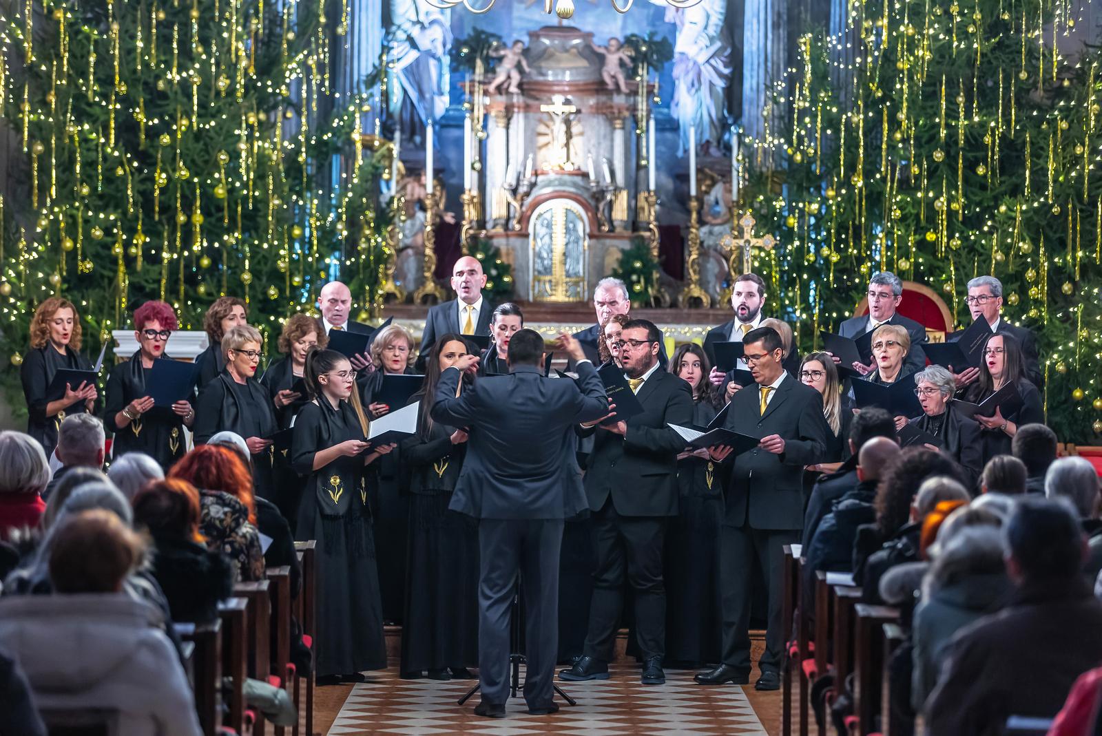 Božićni koncert zbora mladih Preslavnoga Imena Marijina 2024. Božićni koncert zbora mladih Preslavnoga Imena Marijina 2024.