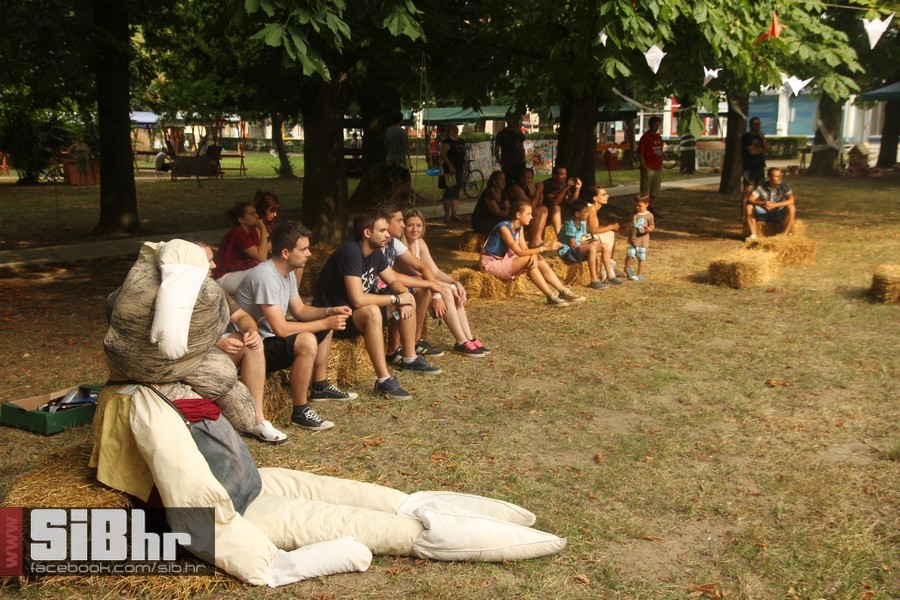 backyard_art_festival_SiBhr_79