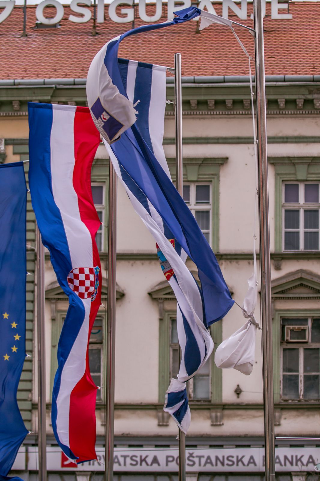 Vjetar pravi probleme po osječkim ulicama