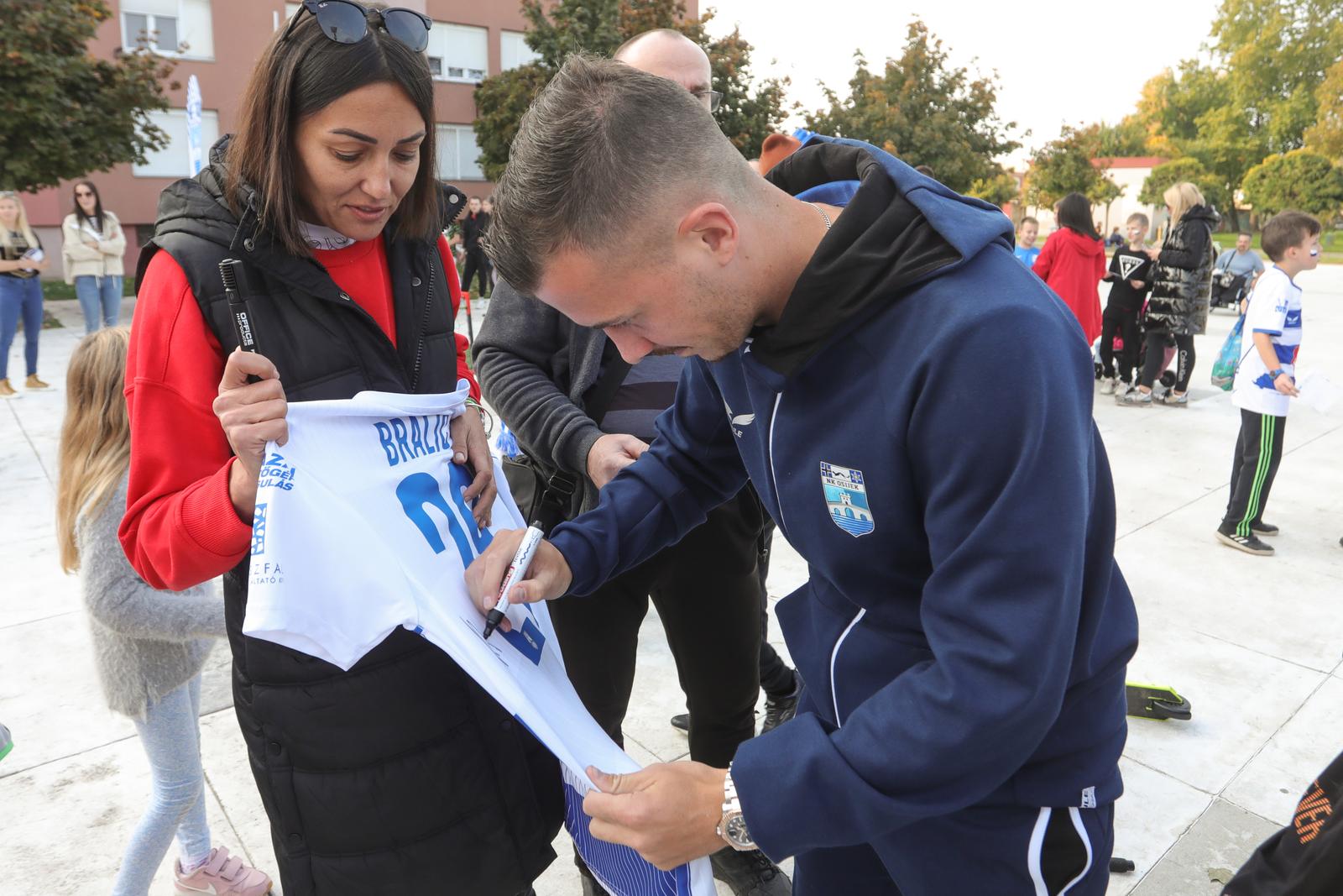 Bijelo-plavi korner Jug 2 Bijelo-plavi korner Jug 2