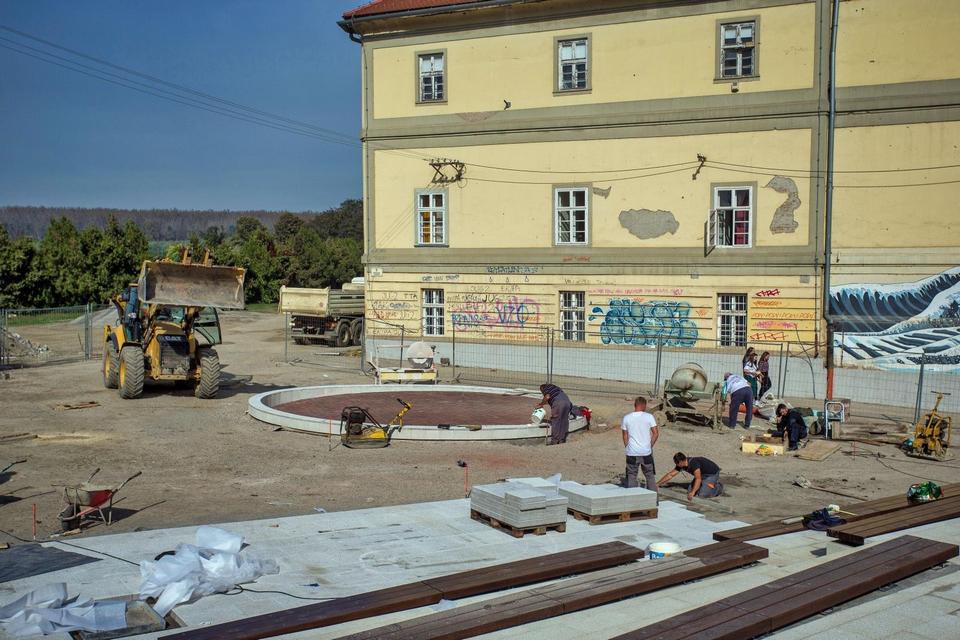 Radovi na obnovi Trga Vatroslava Lisinskog u Tvrđi bliže se kraju