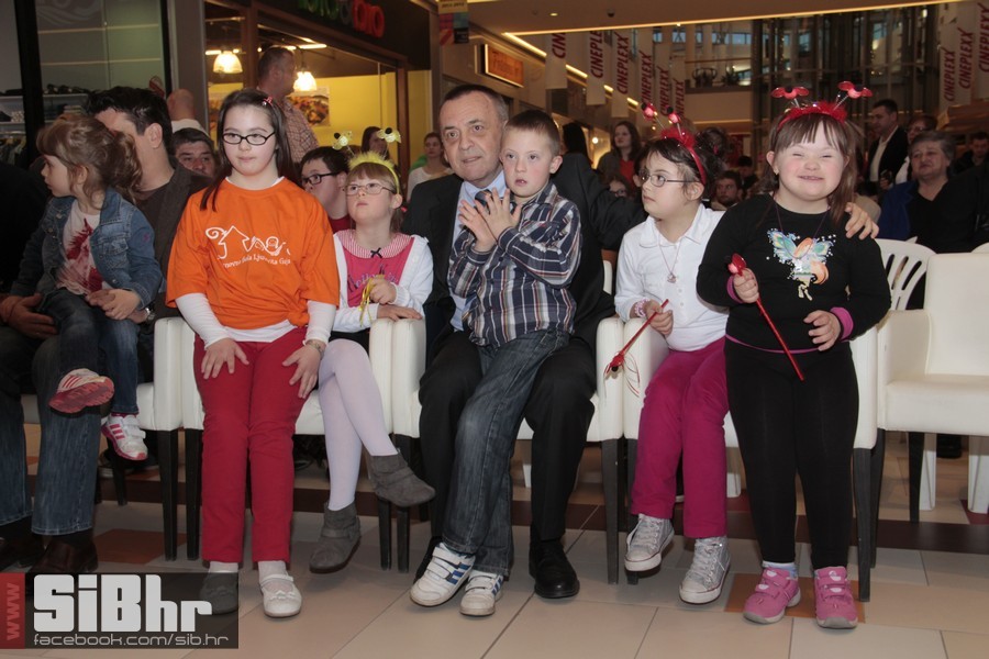 down_avenue_mall__2014_40