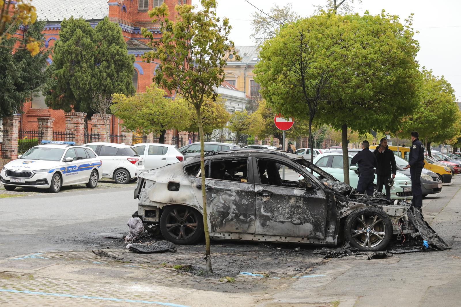 U centru Osijeka jutros izgorio BMW