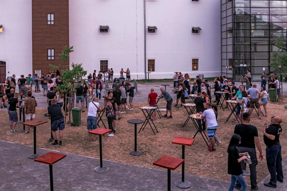 Brkovi u dvorištu Stare pekare