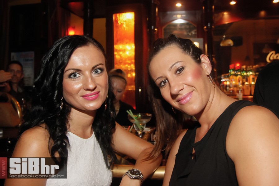 old_bridge_pub_night_life_19