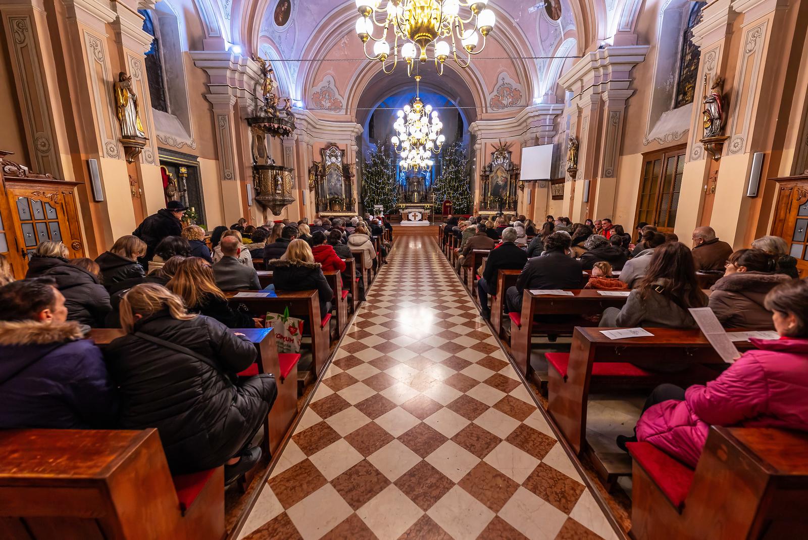 Božićni koncert zbora mladih Preslavnoga Imena Marijina 2024. Božićni koncert zbora mladih Preslavnoga Imena Marijina 2024.