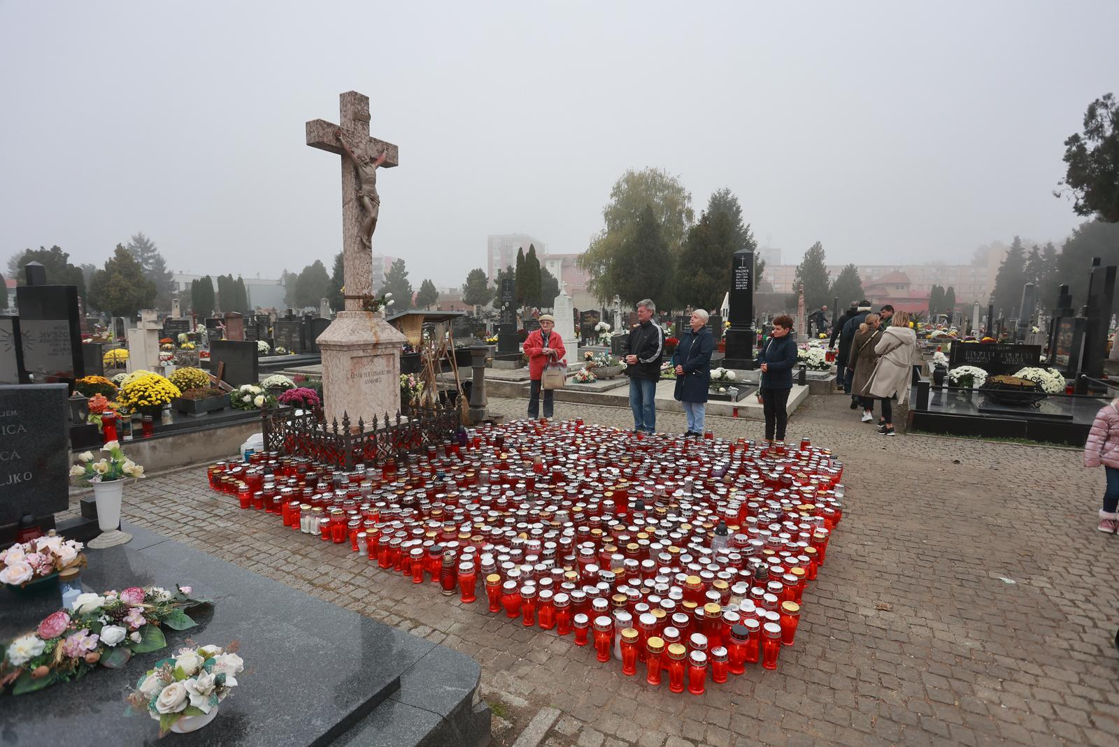 Osječani obilaze groblja